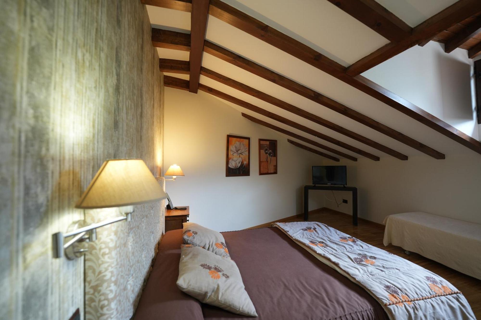 Hotel Rural Y Restaurante, Rinconcito De Gredos Cuevas Del Valle Екстер'єр фото